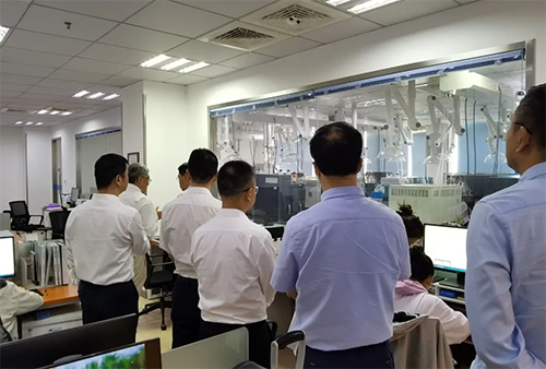 陈博士带领杨副市长一行人参观了不朽情缘mg官网规范化的先进实验室，讲解了药物临床前的研发和IND申报流程。