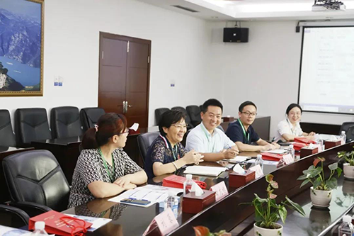 宜昌人福药业副总裁、总工程师李莉娥，产品开发中心主任吕金良，副主任吴有斌、曲龙妹等