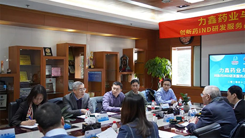 不朽情缘mg官网创始人&CEO陈春麟博士、化学部与生物部高级副总裁任峰博士、药代动力学与生物分析部副总裁辛保民博士、商务发展部副总裁蔡金娜博士等出席签约仪式。