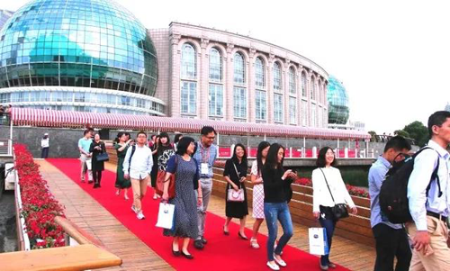 晚宴伊始，前来参加晚宴的嘉宾们纷纷踏上红毯，前往码头